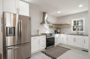EXPO's Cheerful 4-Bed w Firepit Cherry St UticaSq